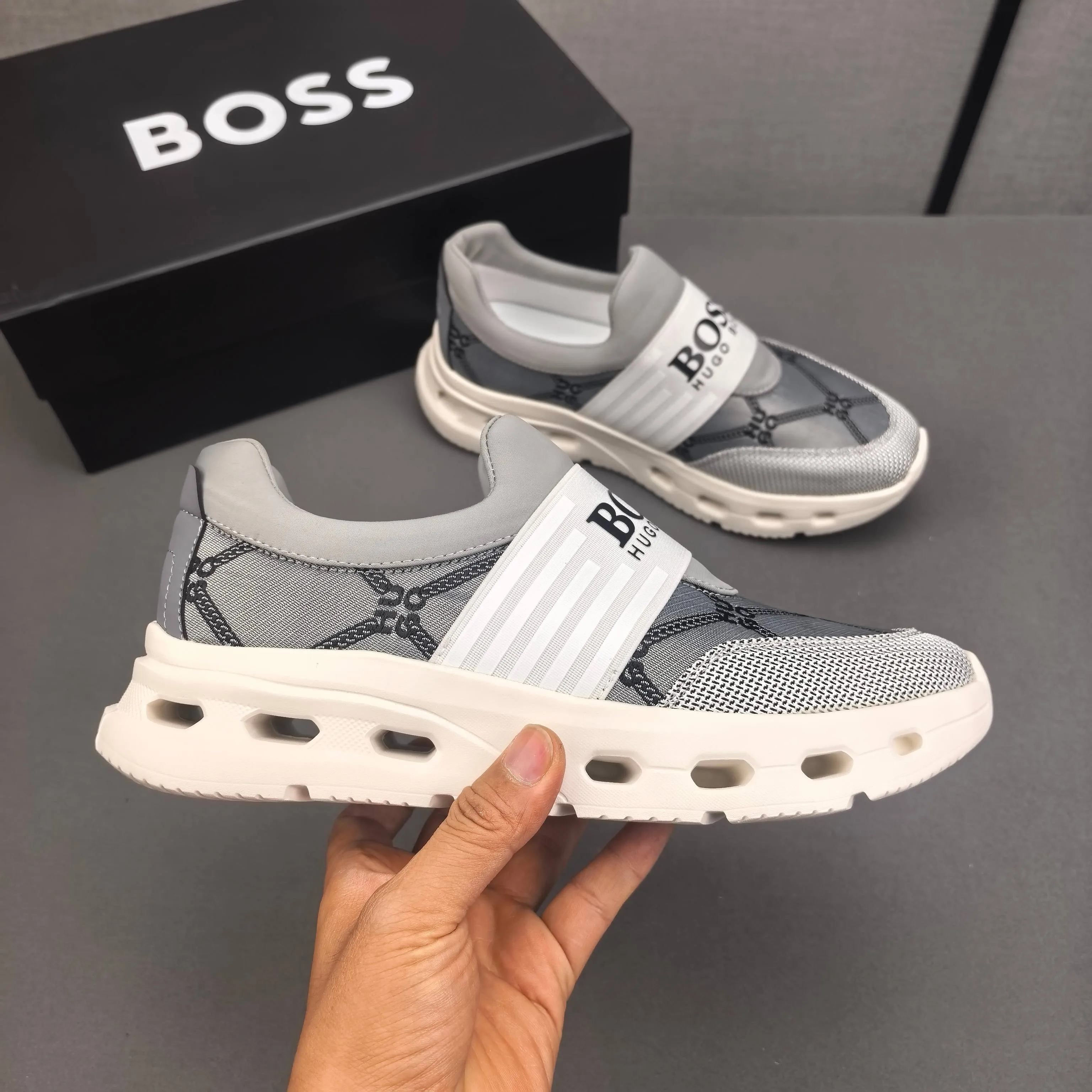 PP420❣️❣️❣️BOSS’s new 🆕low-top casual sneakers, made of breathable mesh, with brand signature details on the shoe collar to enhance style. Fashionable and versatile, it can complement any look. With a sophisticated design that is both dynamic and modern, this new must-have shoe adds a new dimension to Dior's legacy, displaying modern elegance. Men's shoes 38-44 45🉑️customized